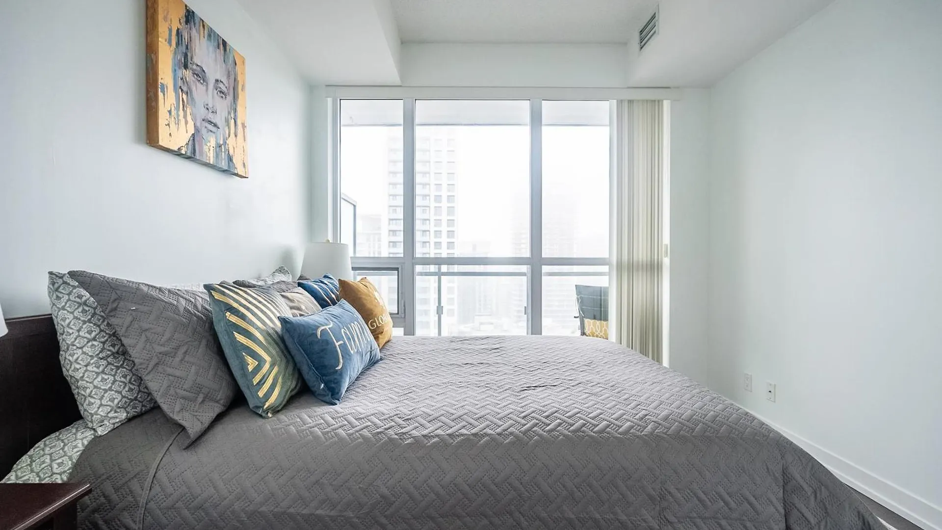 Apartment Modern Dunfield Ave Condos By Globalstay Toronto