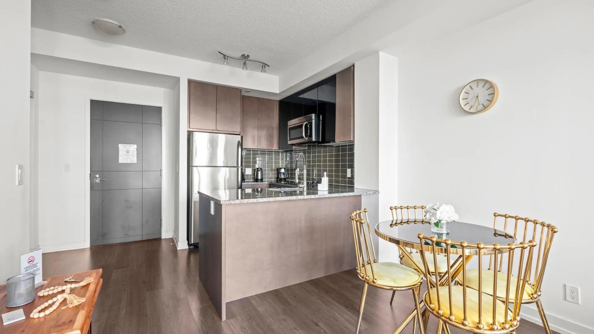Apartment Modern Dunfield Ave Condos By Globalstay Toronto Canada