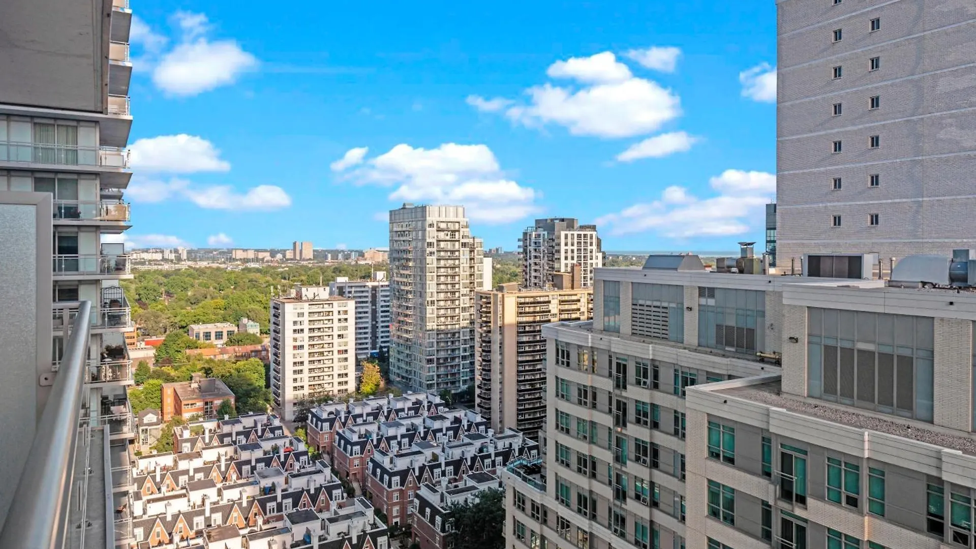 Apartment Modern Dunfield Ave Condos By Globalstay Toronto